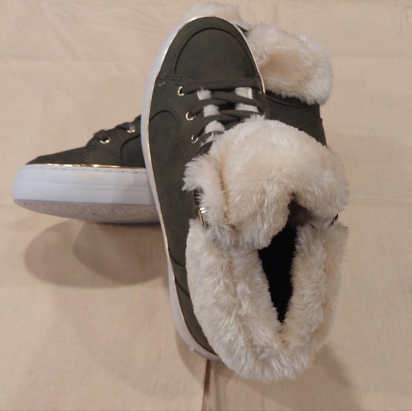 Cozy Women's Winter Boots with Faux Fur - Black and Cream - Picture 8 of 9